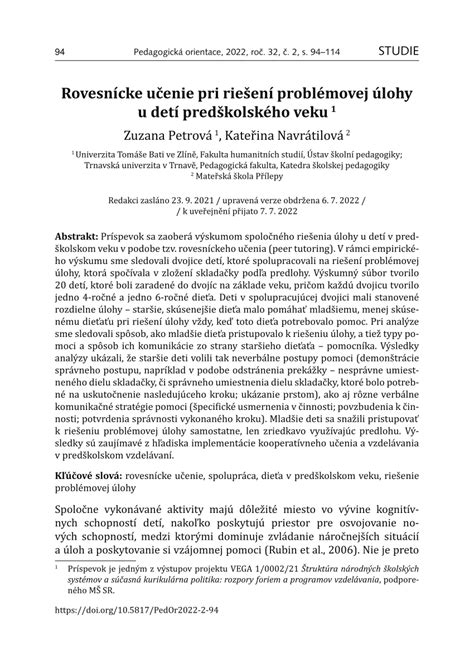 Učiteľ pomáha študentovi pri riešení úlohy