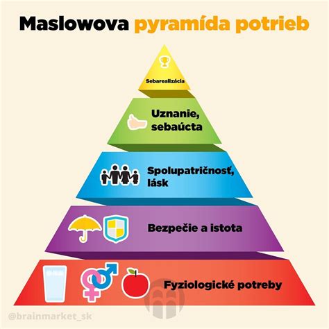 Dieťa, ktoré drží v ruke paletu s farbami a usmieva sa