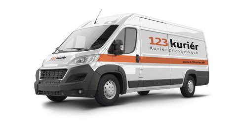 kuriérske auto s logom v mestskej premávke