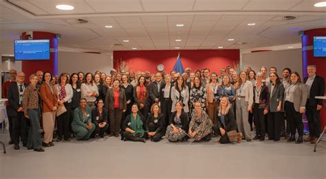 Skupina osmákov degu v sociálnej interakcii