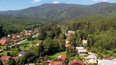 Exteriér Strediska sociálnych služieb Tereza vo Vaľkovni obklopený prírodou Horehronia.