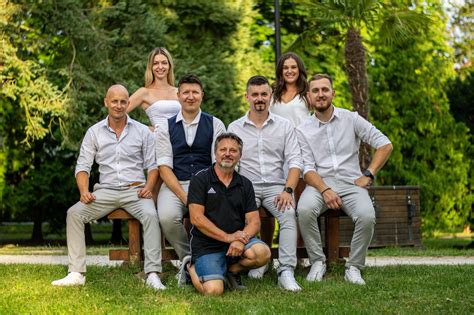 Skupina párov na manželskom kurze