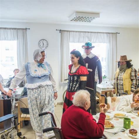 Sestra pomáhajúca seniorovi v zariadení