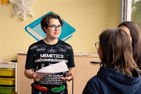 Študentka učiaca sa dejepis s otvorenou knihou a zvýrazňovačmi