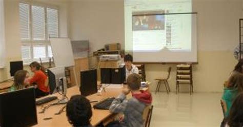 Žiaci pracujúci s počítačmi v škole
