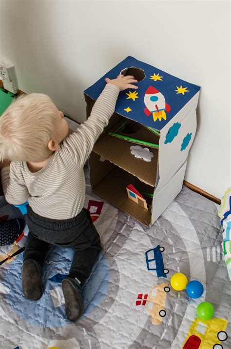 Rodina vyrábajúca DIY fyzikálnu pomôcku
