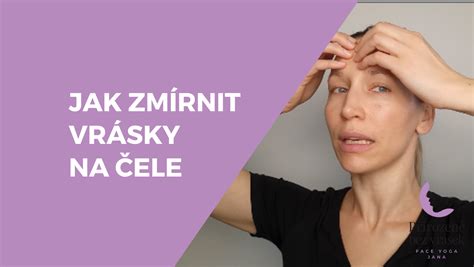 Žena používajúca prístroj Cefaly na čele