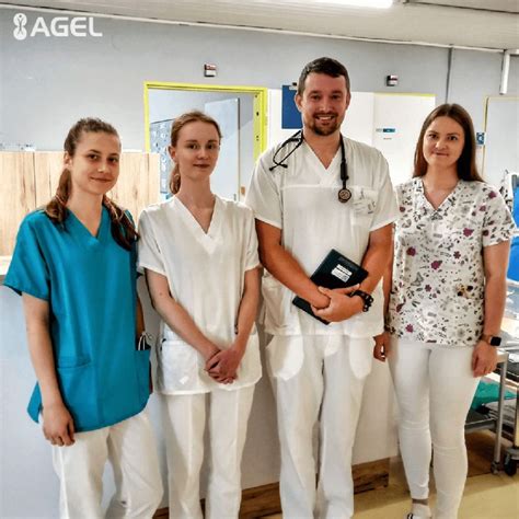 Študenti veterinárneho lekárstva počas praxe