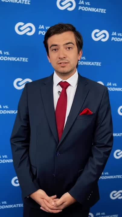 Podnikateľ s novým vybavením kancelárie zakúpeným z príspevku