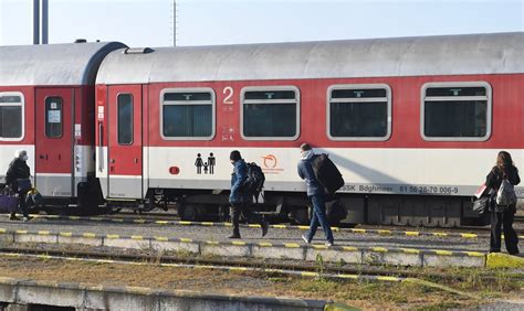 Ilustračná fotografia seniorov cestujúcich vlakom