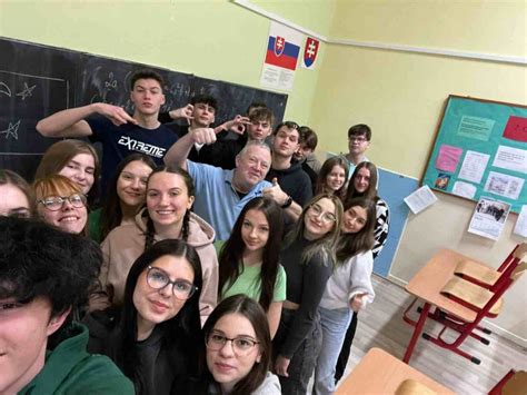 Učiteľ pomáhajúci staršej študentke s anglickým cvičením