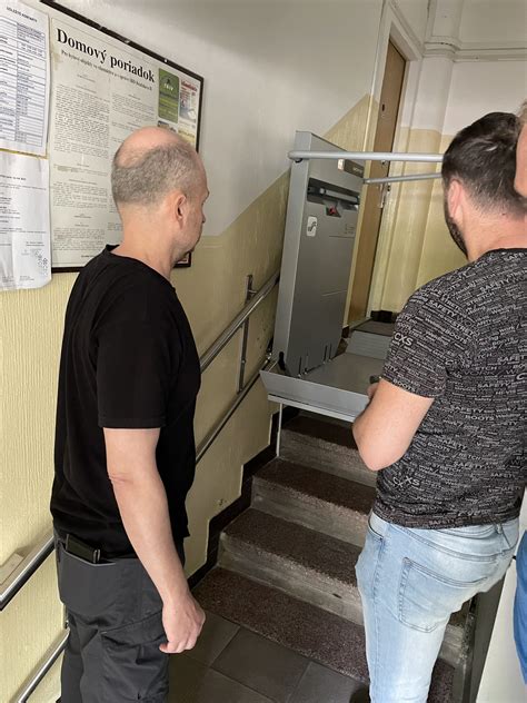 Zamestnanec spoločnosti Velcon pomáha klientovi s výberom schodiskovej plošiny