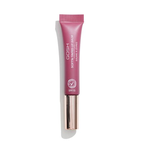 Žena si nanáša lesk na pery Avon Make Up + Care Cherry Glow