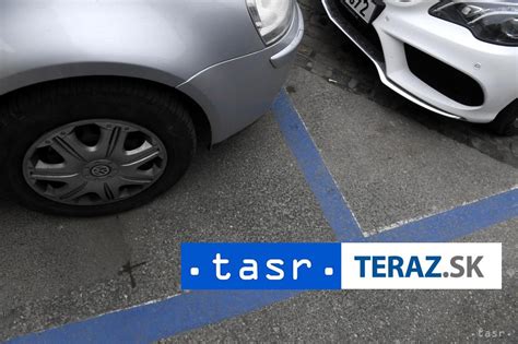 Ilustrácia automobilu s preukazom ŤZP na parkovacom mieste