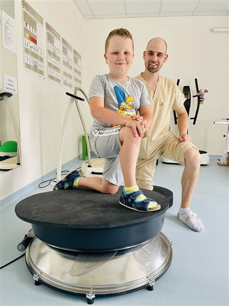 Pacient cvičí s fyzioterapeutom