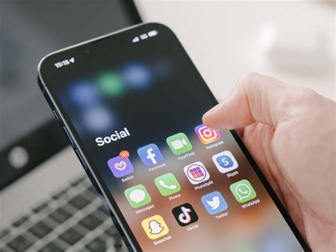 Mobilné telefóny a ikony sociálnych médií symbolizujúce online interakcie