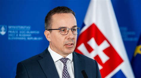 Minister Erik Tomáš s logom Ministerstva práce, sociálnych vecí a rodiny SR