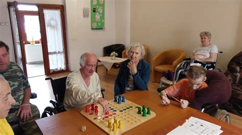 Seniori pracujúci v záhrade Domova pokojnej staroby