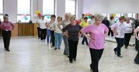 Seniori tancujú na spoločenskej udalosti