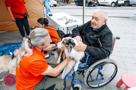 Seniori s terapeutickými psami