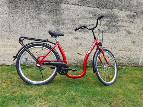 Žena v seniorskom veku nastupuje na bicykel s nízkym nástupom