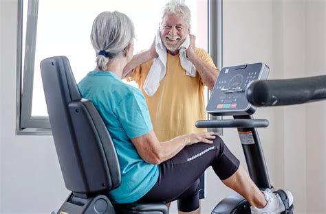 Senior cvičiaci na recumbent rotopede