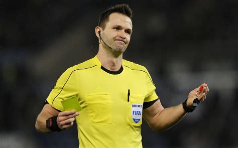Čiarový rozhodca signalizujúci zakázané uvoľnenie