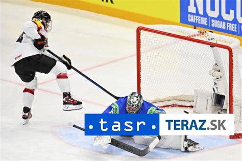 Hokejisti počas nájazdov na brankára