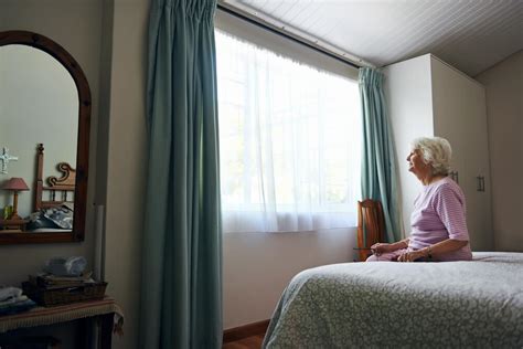Senior sediaci na posteli so zábranou