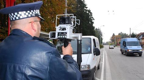 Policajti merajúci rýchlosť radarom