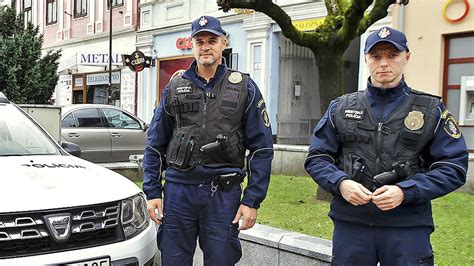 Starší mestský policajt v uniforme