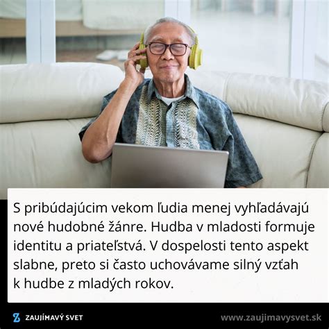 Senior počúva hudbu s úsmevom