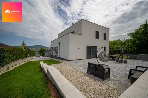 Fotografie exteriéru stacionára s prispôsobenou záhradou a terasou