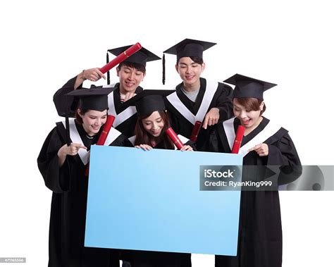 Šťastní absolventi s certifikátmi