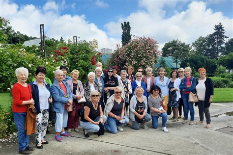 Seniori pracujúci na záhrade nového komunitného bývania