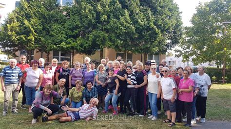 Skupina seniorov pri spoločnej aktivite v dennom centre