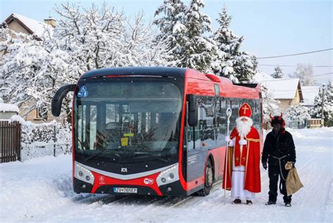 Kuriér odovzdáva obed seniorovi pri dverách