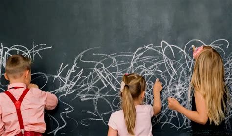 Dieťa píšuce na tabuľu