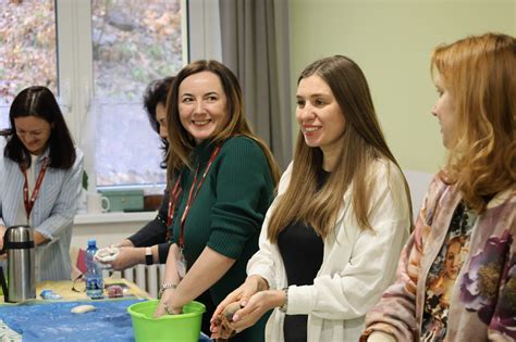 Ruky, ktoré si navzájom pomáhajú, symbolizujúce mentoring a podporu