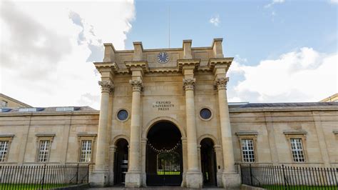 Obálky rôznych učebníc Oxford University Press