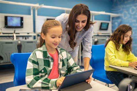 Učiteľka používajúca digitálne materiály pre výučbu
