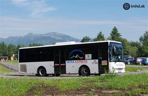 Autobus SAD Poprad na zastávke