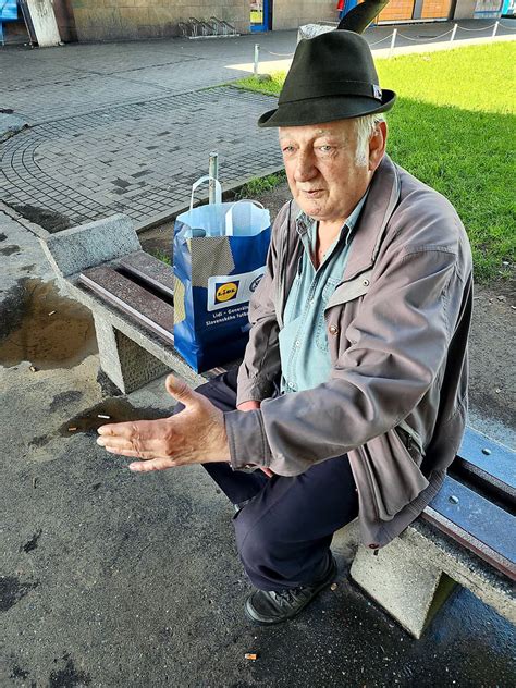 Dôchodca podpisujúci dokumenty
