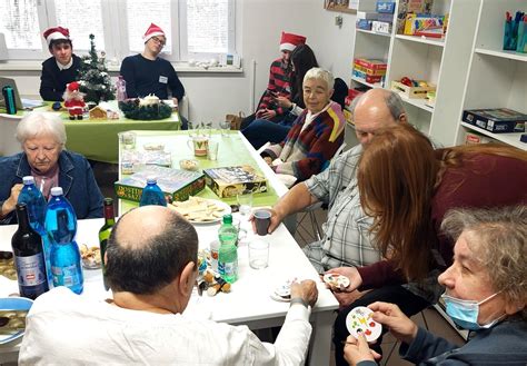 Seniori z Harmonie pri tvorivých aktivitách