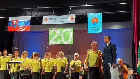 Seniorský spevokol vystupujúci v dome kultúry