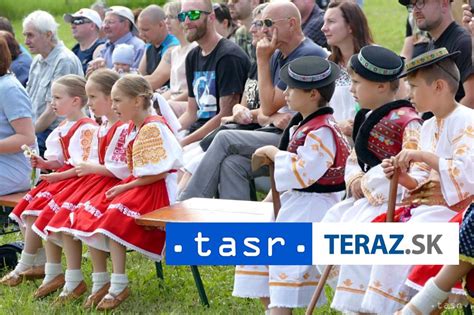 Účastníci Folklórnych slávností pod Poľanou