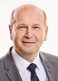 Primátor Ján Šufliarský odovzdáva dar Imrichovi Kružliakovi