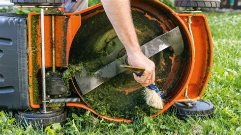 Čistenie vretenovej kosačky od zvyškov trávy