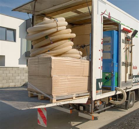 Proces aplikácie fúkanej slamenej izolácie
