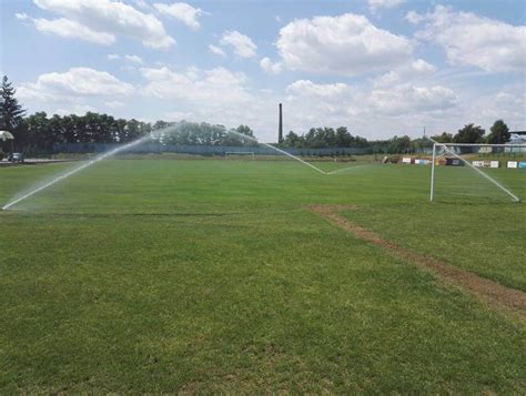 Zavlažovací systém na futbalovom ihrisku